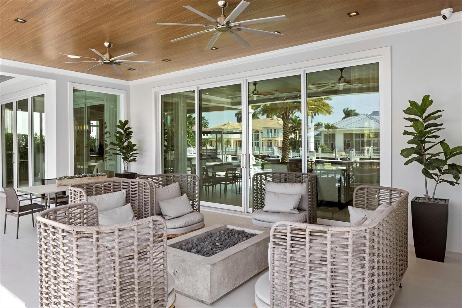 2520 Del Lago Dr