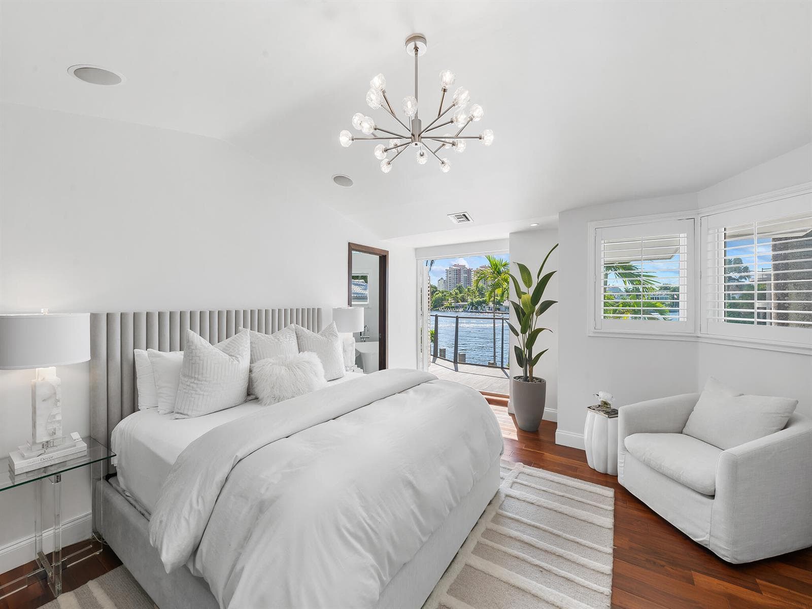 2880 NE 24th Pl