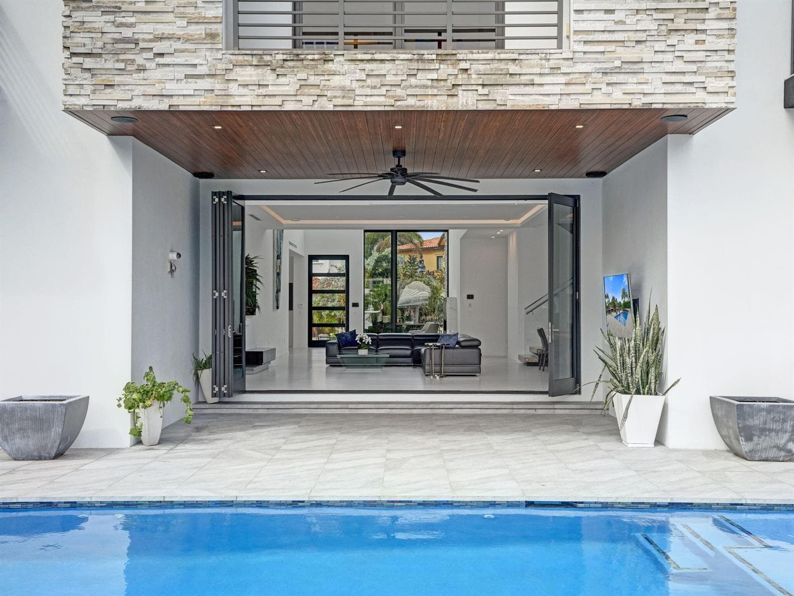 424 Coconut Isle Dr