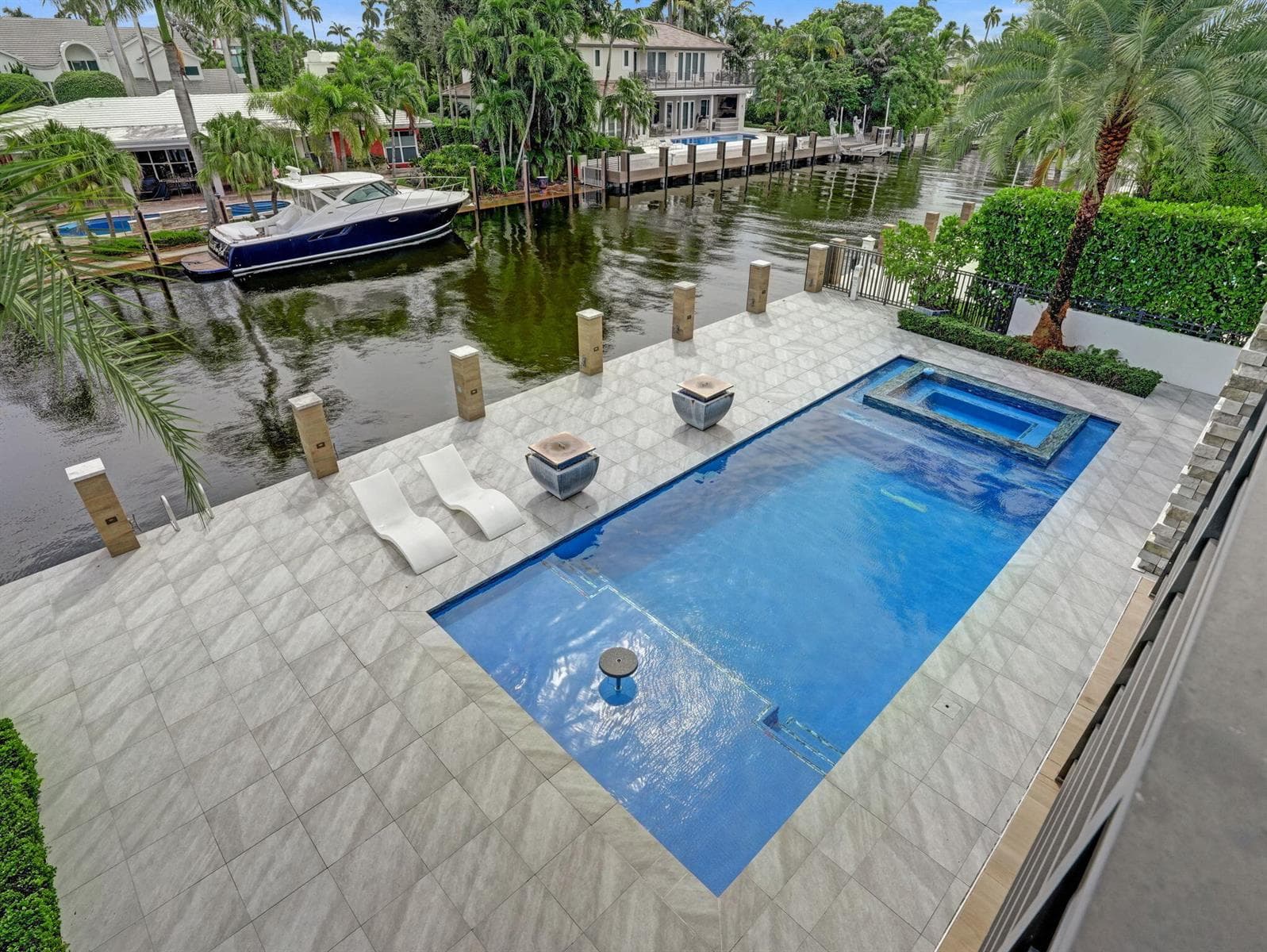 424 Coconut Isle Dr
