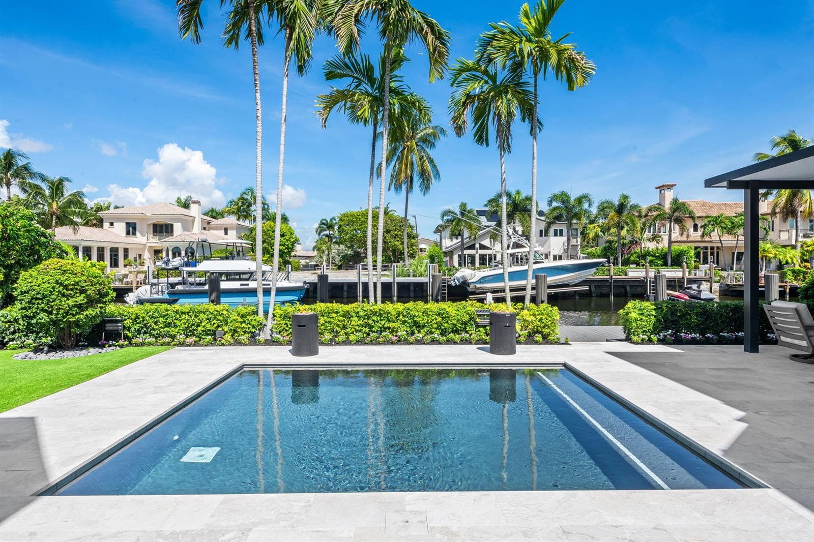 2525 Sea Island Dr