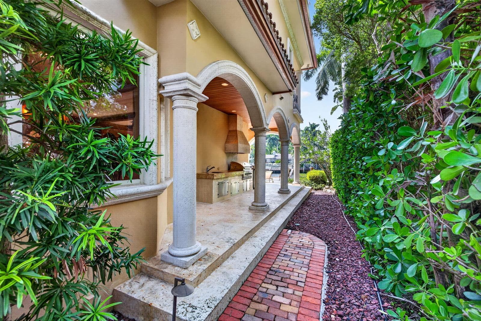 67 Royal Palm Dr
