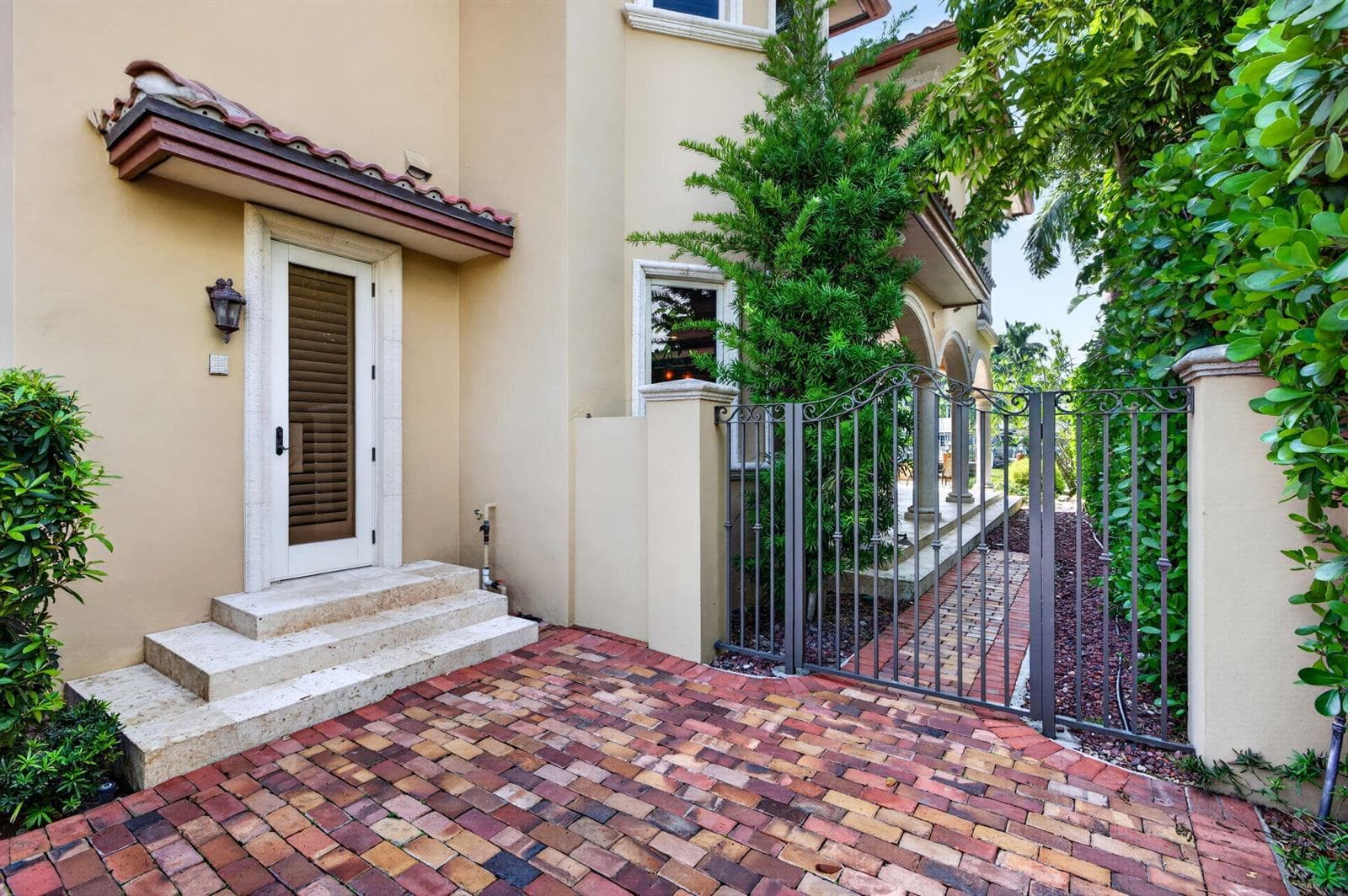 67 Royal Palm Dr